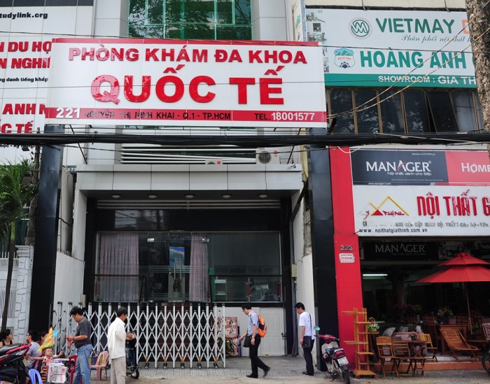 Bác sĩ nước ngoài khám bệnh phải nói tiếng Việt