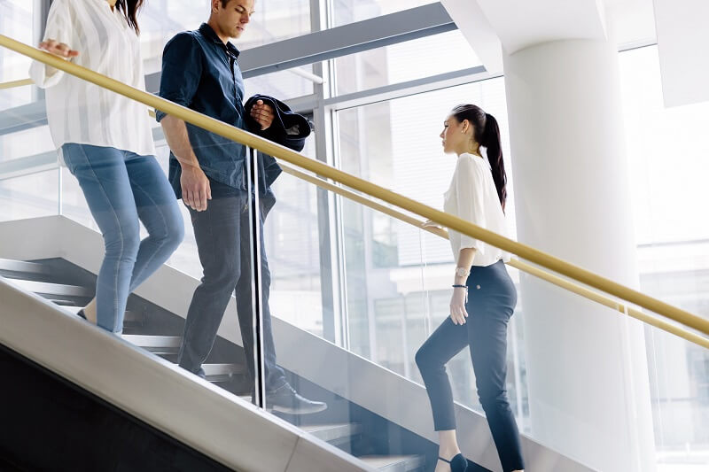 Đi thang bộ thay vì thang máy sẽ giúp bạn duy trì cân nặng phù hợp3
