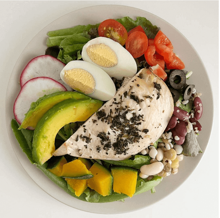 Bạn cũng có thể thêm trứng vào salad để hỗ trợ giảm cân hiệu quả hơn. 5