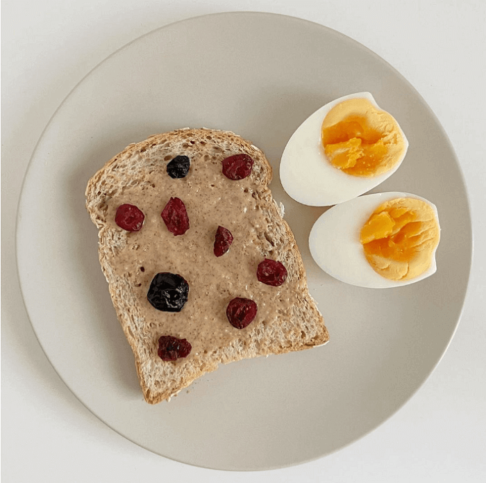 Vào bữa sáng, bạn cũng có thể ăn nhanh với bánh mì, hạt khô, bơ lạc cùng với trứng luộc6