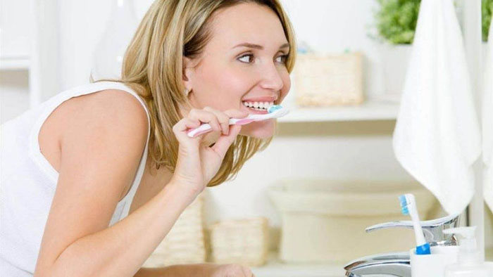 Phun môi sau bao lâu mới được đánh răng?