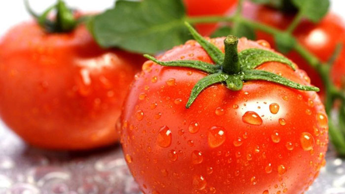 Cách trị thâm mép môi bằng cà chua hiệu quả